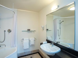 Regadera, amenidades de baño gratuitas, toallas