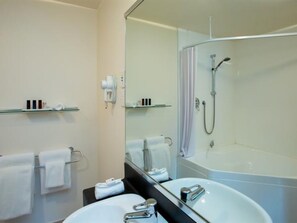 Estudio, 1 cama King size | Baño | Regadera, amenidades de baño gratuitas, toallas 