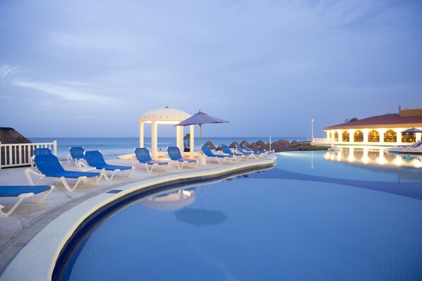 Piscine extérieure, parasols de plage, chaises longues