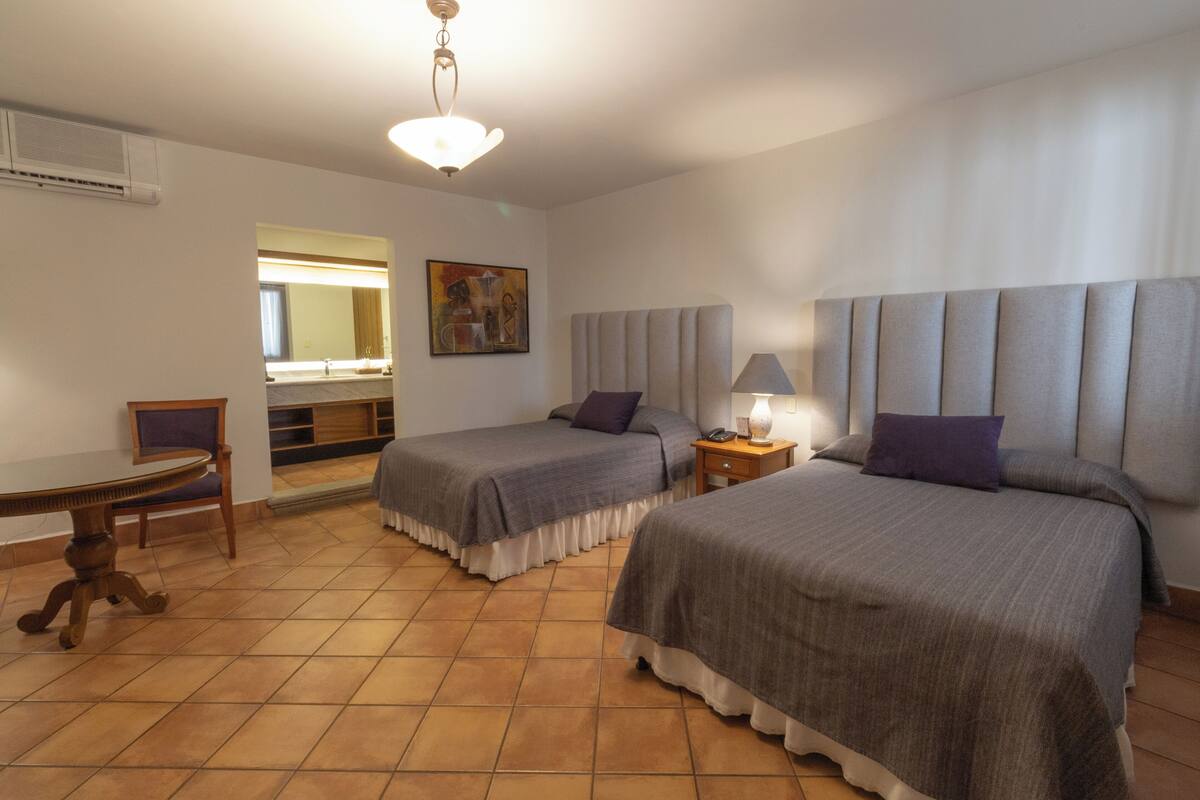 Junior Suite, dos camas matrimoniales | 笔记本电脑工作区、熨斗/熨板、免费 WiFi、闹钟