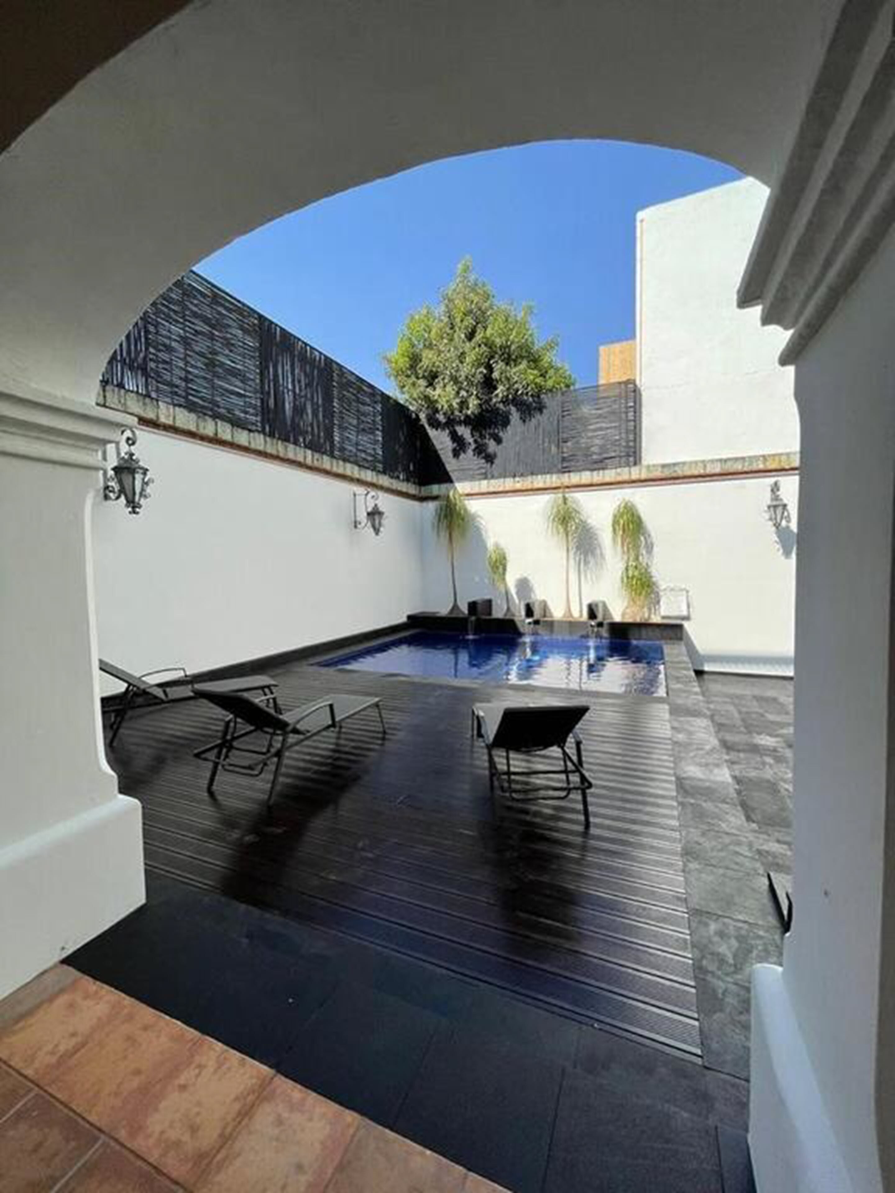 outdoor pool, open 8:00 am to 9:00 pm, pool loungers