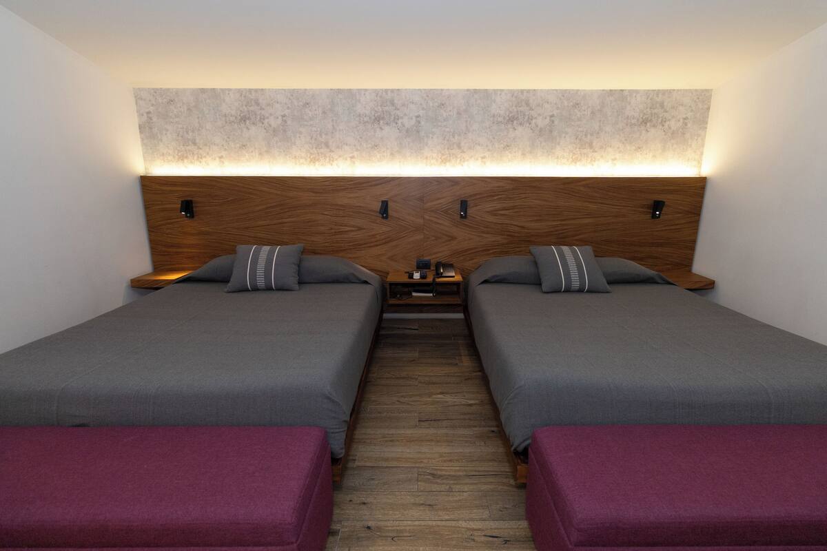 家庭套房, 2 张双人床 | 笔记本电脑工作区、熨斗/熨板、免费 WiFi、闹钟