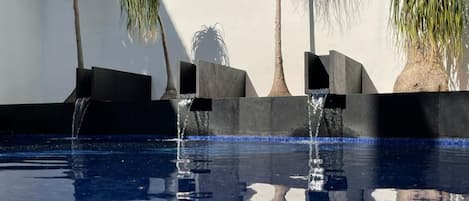 Utendørsbasseng og solsenger