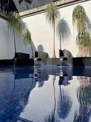 Piscine extérieure, chaises longues