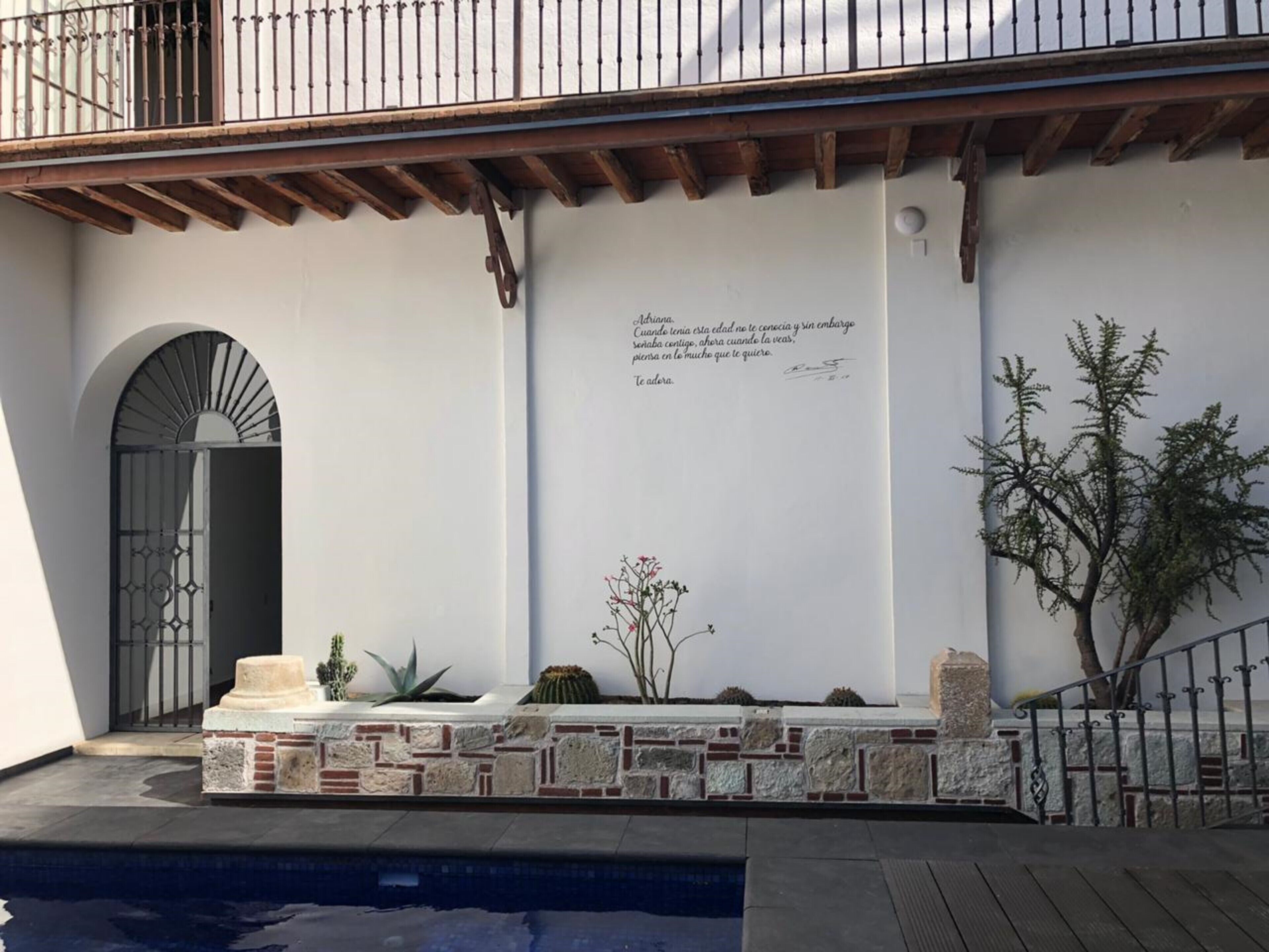 Alberca al aire libre, acceso de 08:00 a 21:00, y camastros 