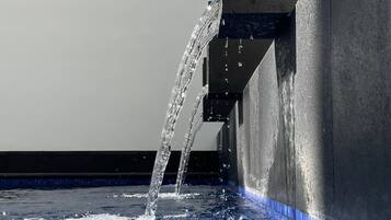 Alberca al aire libre, acceso de 08:00 a 21:00, y camastros