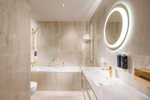 Executive Suite | Baño | Amenidades de baño gratuitas, secadora de cabello, batas, toallas 
