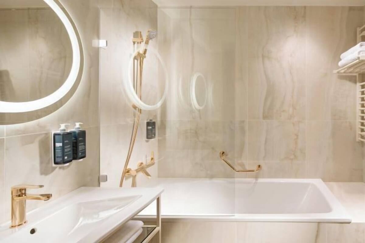 Bathroom | Free toiletries, hair dryer, bathrobes, towels