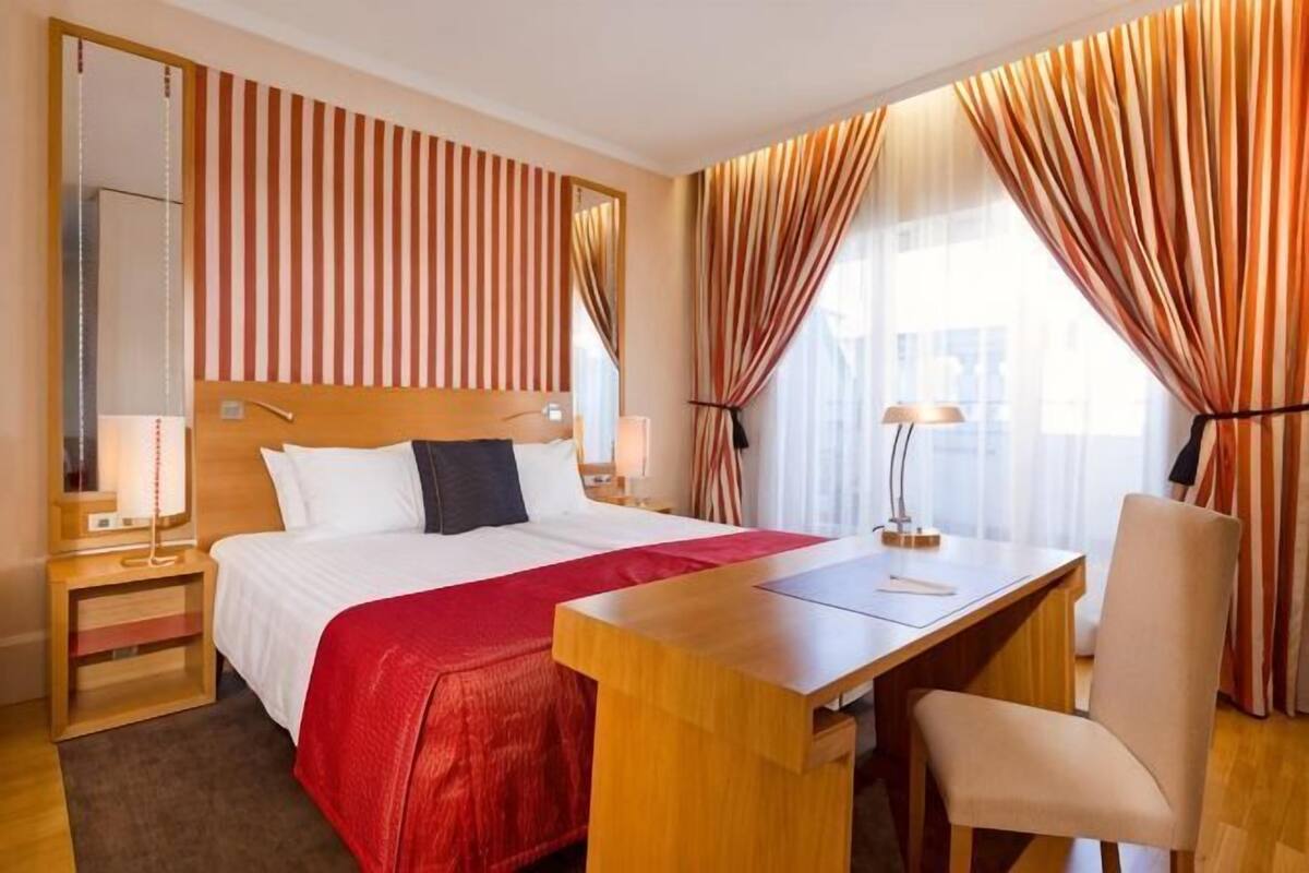 Minibar, in-room safe, free WiFi, bed sheets