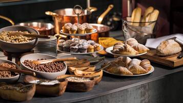 بوفيه فطور يوميًا بتكلفة قدرها (30 EUR للشخص)