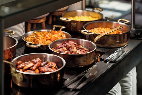 Ein Buffet mit verschiedenen Speisen in Metallbehältern.