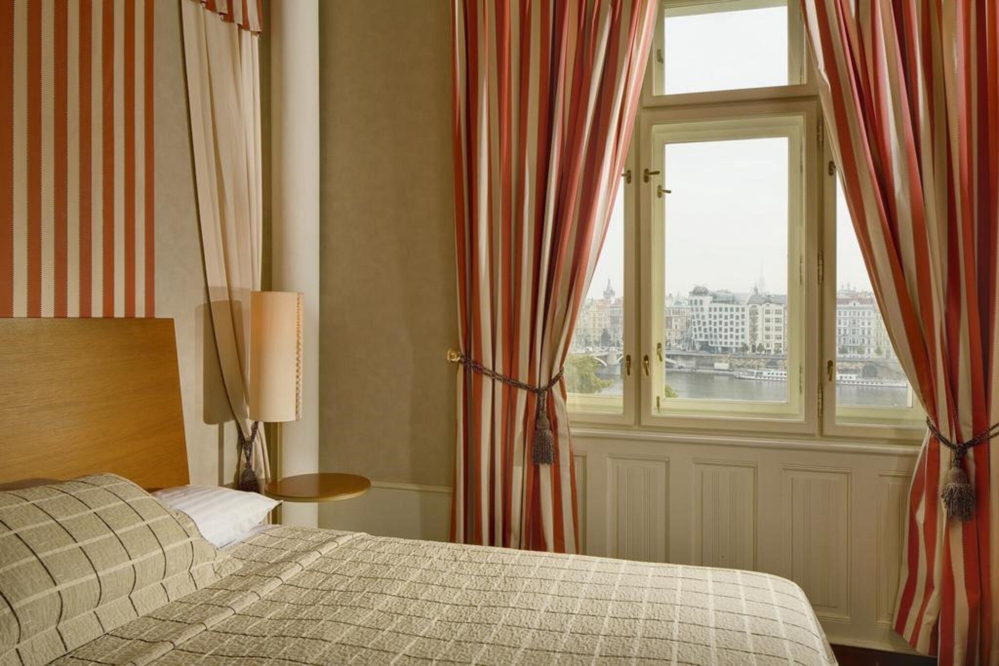 Frigobar, cofres nos quartos, Wi-Fi de cortesia, roupa de cama