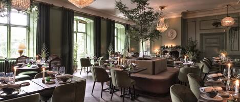 Breakfast, lunch, dinner served; vegetarian cuisine