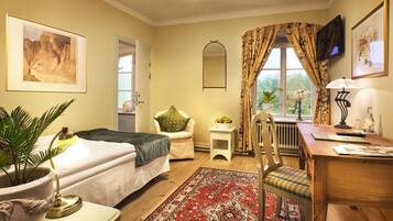 Enkeltrom – standard | Individuelt dekorert, individuelt innredet og skrivebord