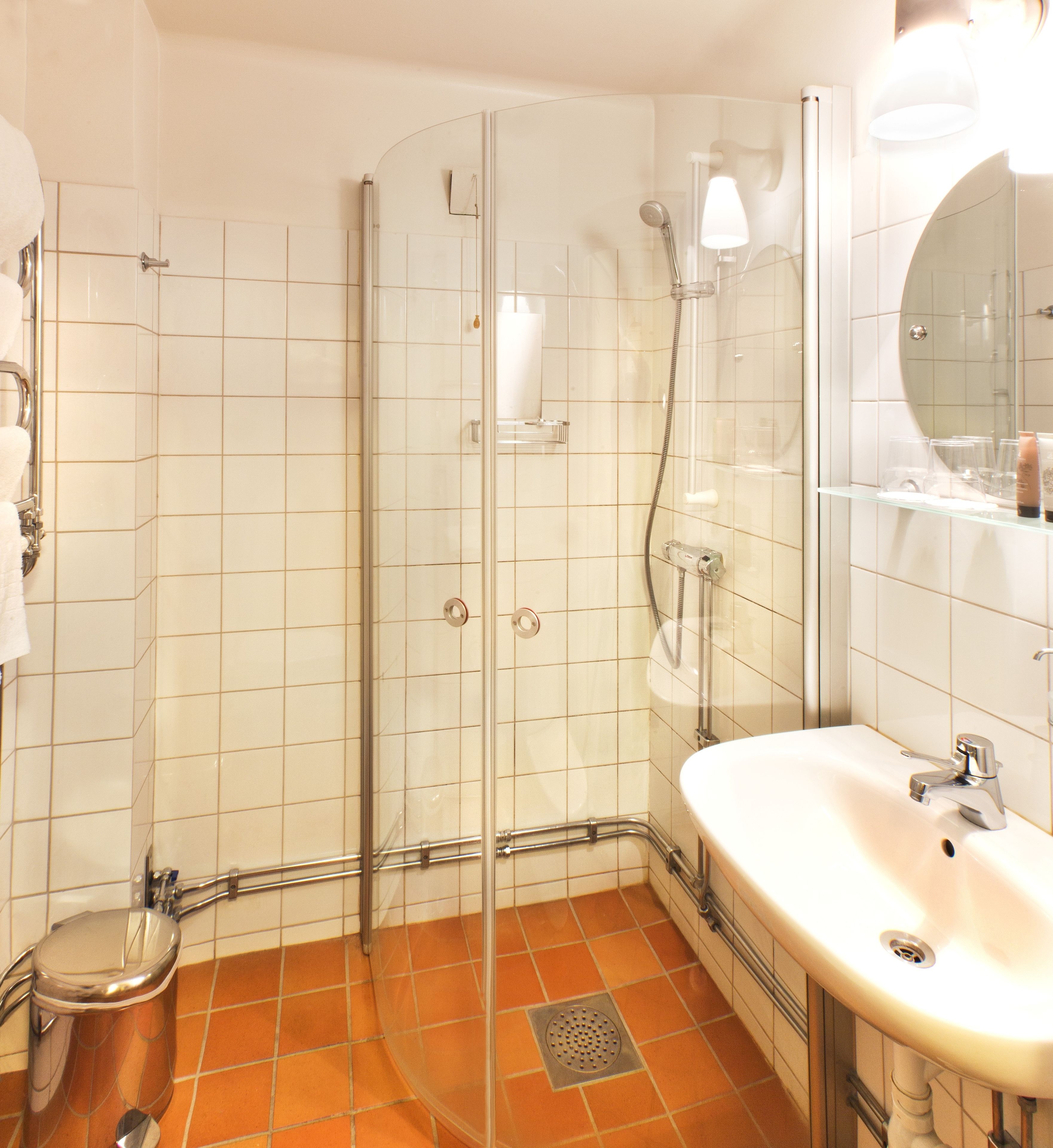 standard twin room | bathroom | shower, free toiletries, hair dryer, towels