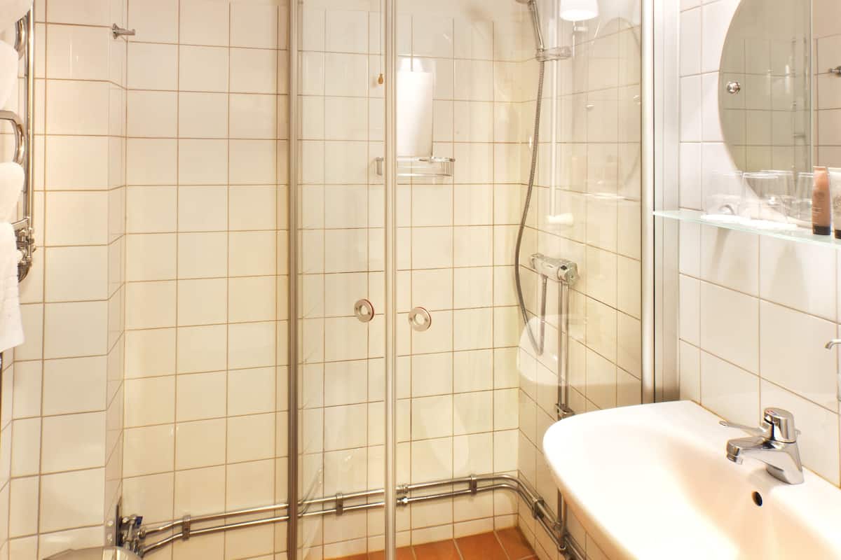 standard twin room | bathroom | shower, free toiletries, hair dryer, towels
