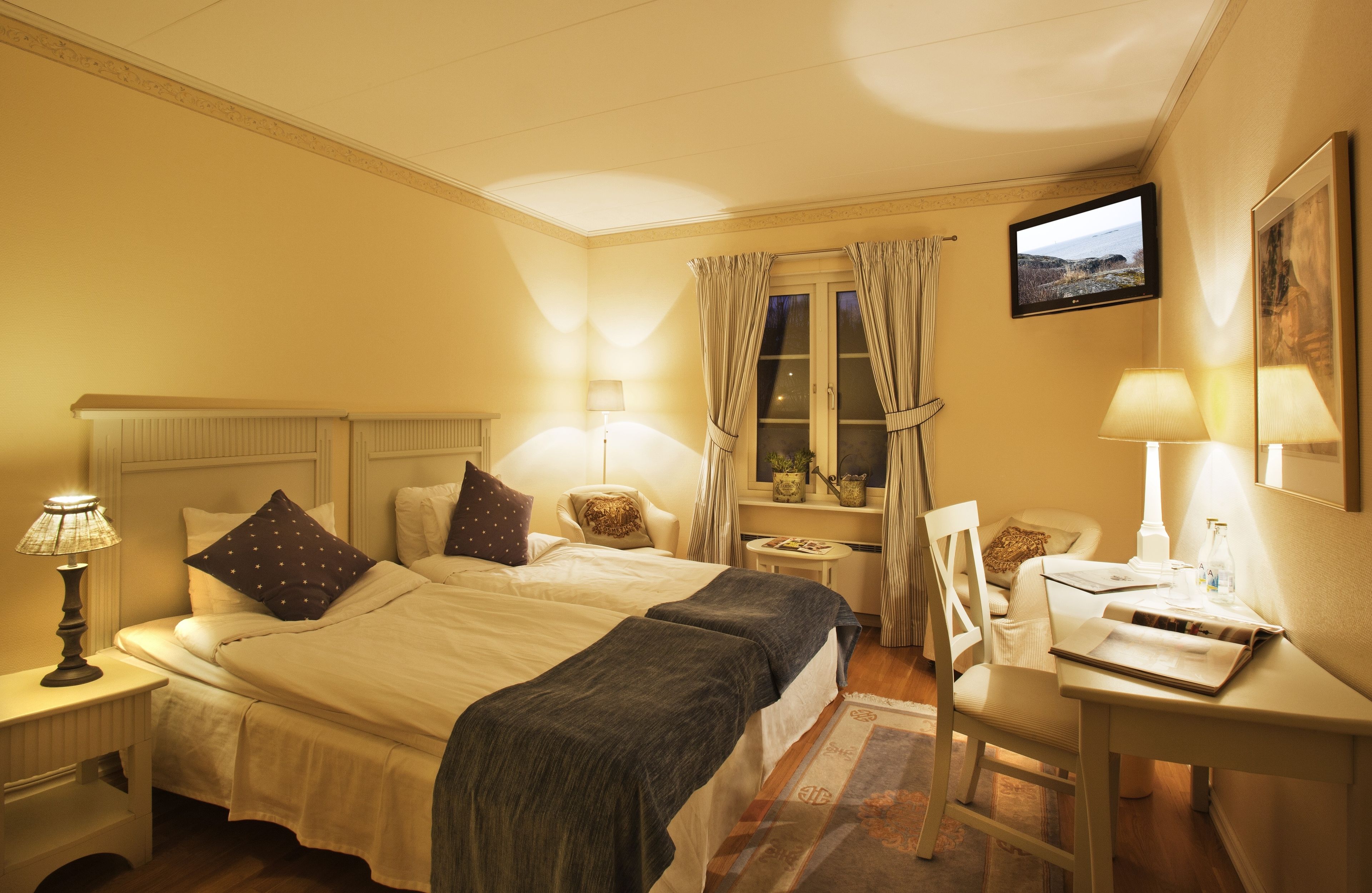 standard twin room | individually decorated, individually furnished, desk, iron/ironing board