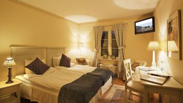 Standard tvåbäddsrum | Individuell inredning, unika möbler, skrivbord och strykjärn/strykbräda