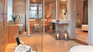 Junior Suite | Bathroom | Shower, hair dryer, towels