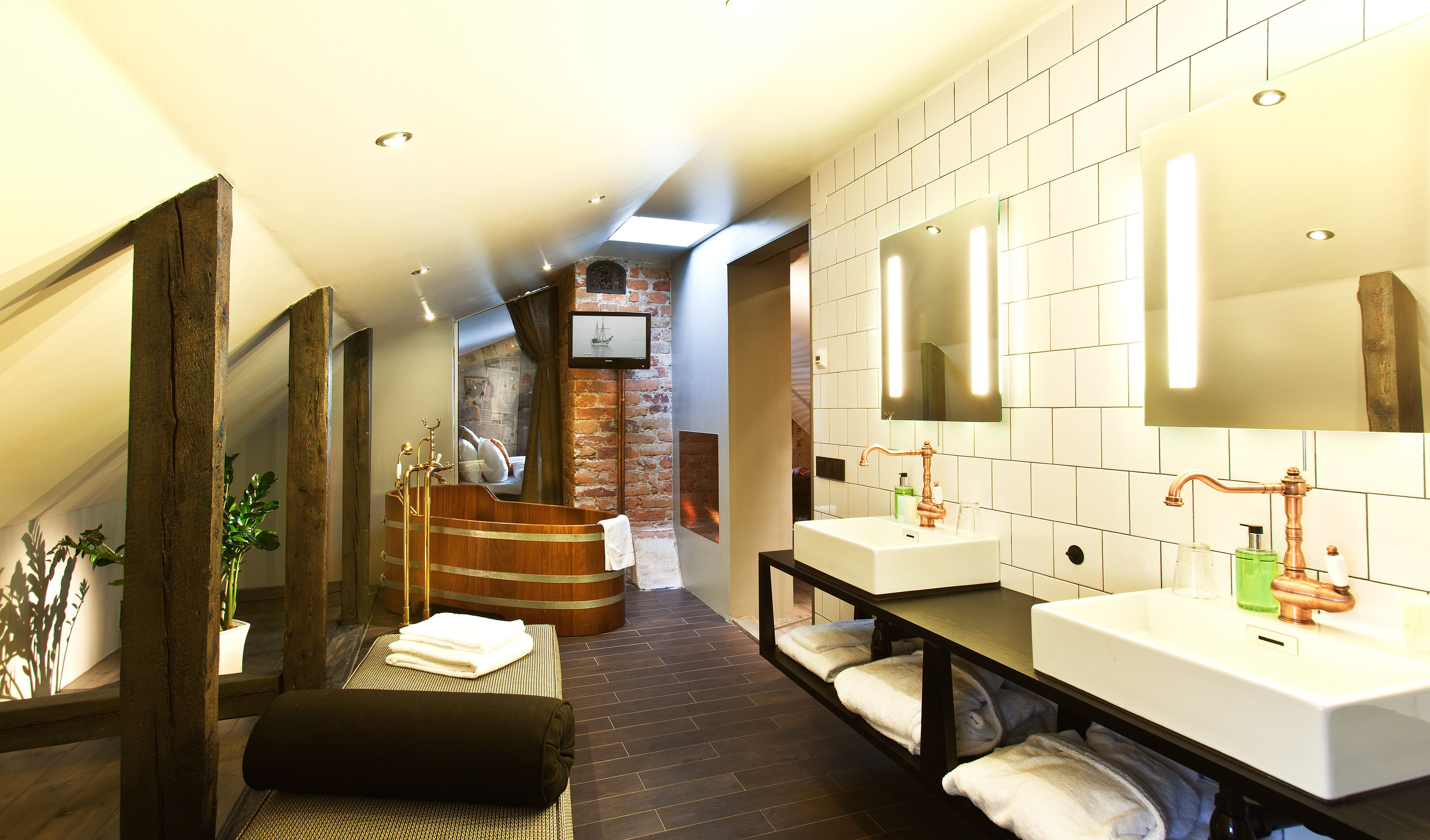 Suite junior | Baño | Regadera, secadora de cabello, toallas 