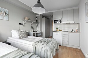 Queen Studio | Cuisine privée | Mini-réfrigérateur, four à micro-ondes, surface de cuisson