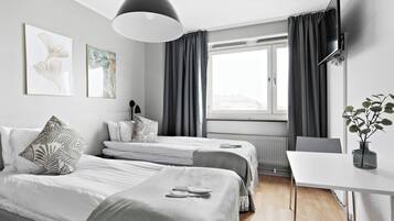 1 habitación, escritorio y espacio para trabajar con laptop