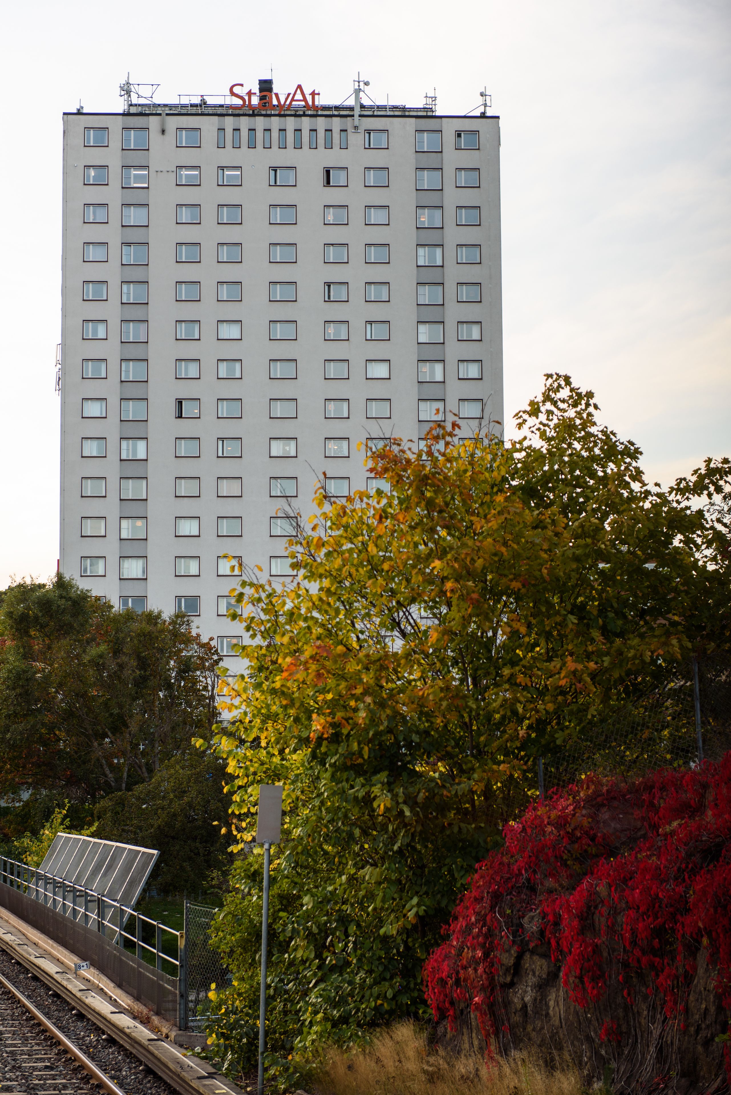Un edificio alto, a più piani, con facciata uniforme e numerose finestre.
