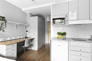 Queen Studio | Cuisine privée | Mini-réfrigérateur, four à micro-ondes, surface de cuisson
