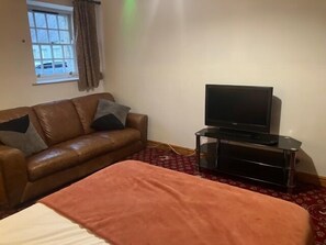 Apartment, Shared Bathroom, Courtyard View - The Bull Hotel (Llangefni)