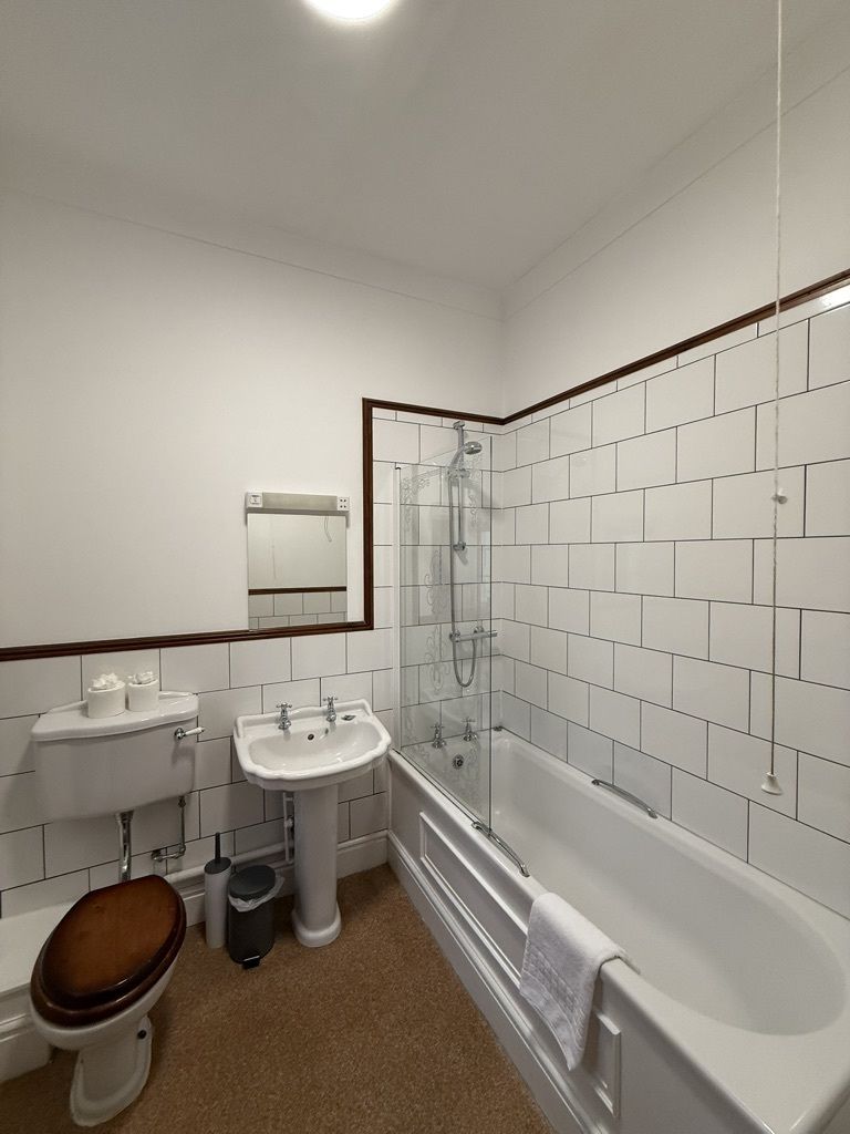 Un baño con inodoro, lavamanos y bañera.