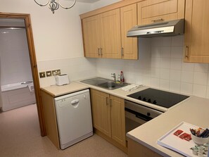 Standard-Apartment, mit Bad, Blick auf den Innenhof | Eigene Küche