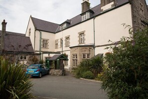 Exterior - The Bull Hotel (Llangefni)