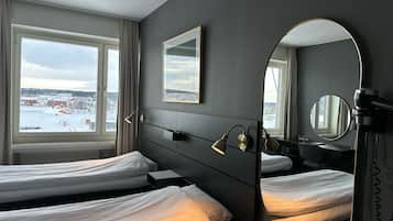 Escritorio, espacio para trabajar con laptop y cortinas blackout