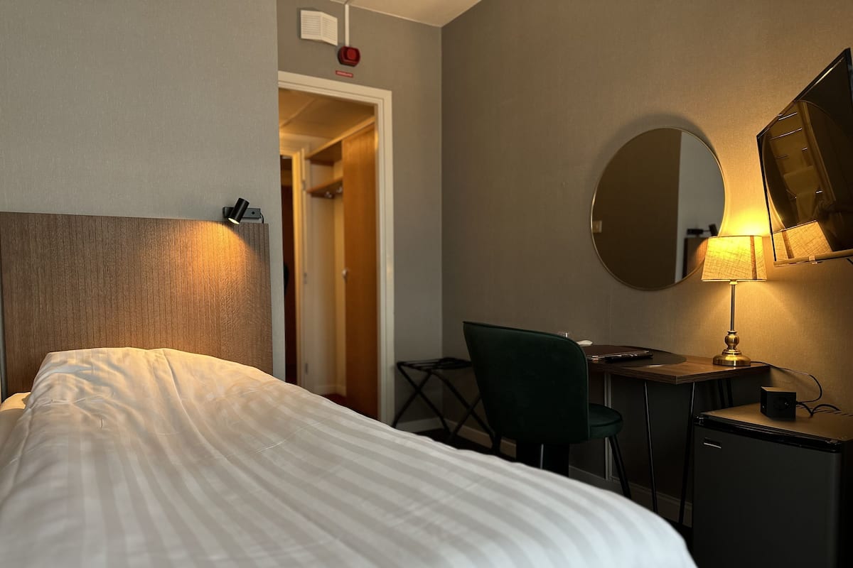 Single Room | Meja, ruang kerja komputer riba, langsir/tirai gelap terus, kalis bunyi