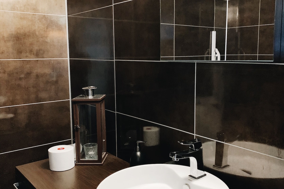 hair dryer, towels