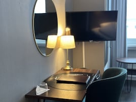 Single Room | Desk, laptop workspace, blackout drapes, soundproofing