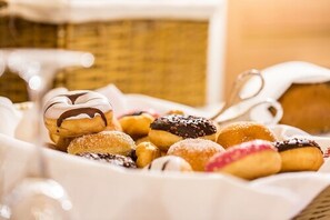A basket of assorted doughnuts. - Hotel Diana Feldberg (Feldberg)