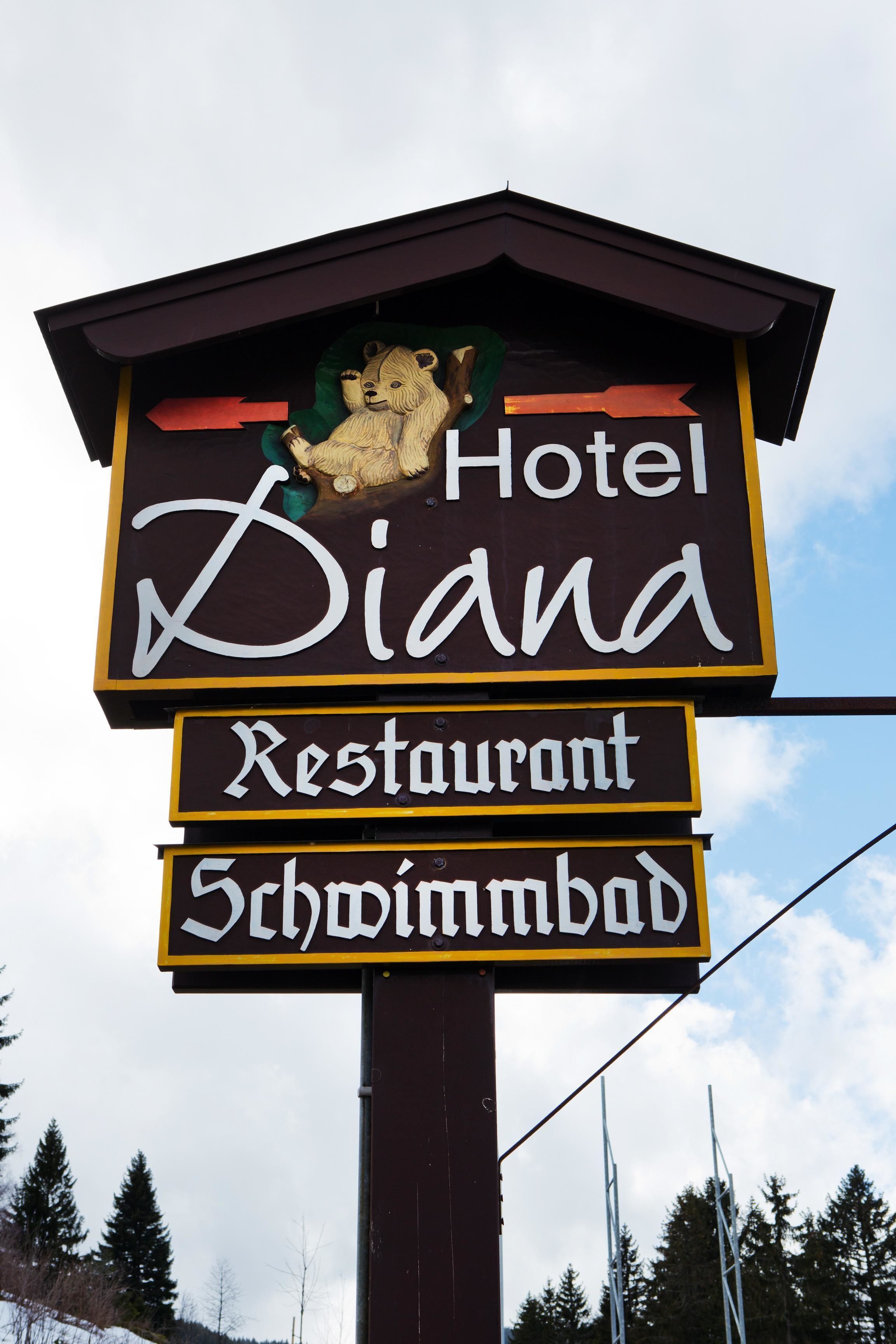 Schild für Hotel Diana, Restaurant und Schwimmbad.