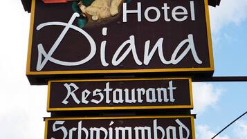 Schild für Hotel Diana, Restaurant und Schwimmbad.