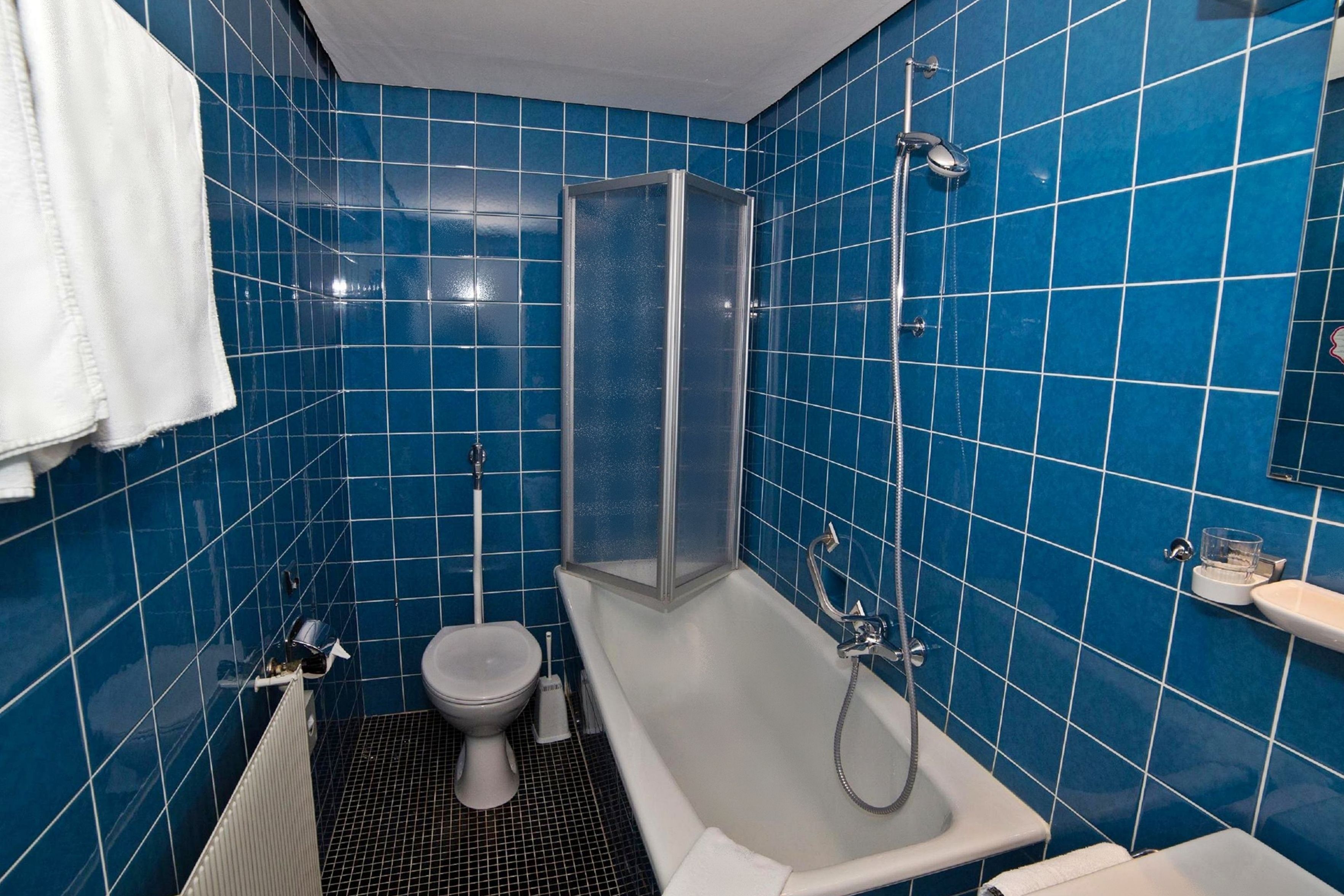 triple room | bathroom | deep-soaking bathtub, rainfall showerhead, free toiletries, hair dryer