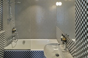 슈피리어 더블룸 | 욕실 | 무료 세면용품, 헤어드라이어, 타월