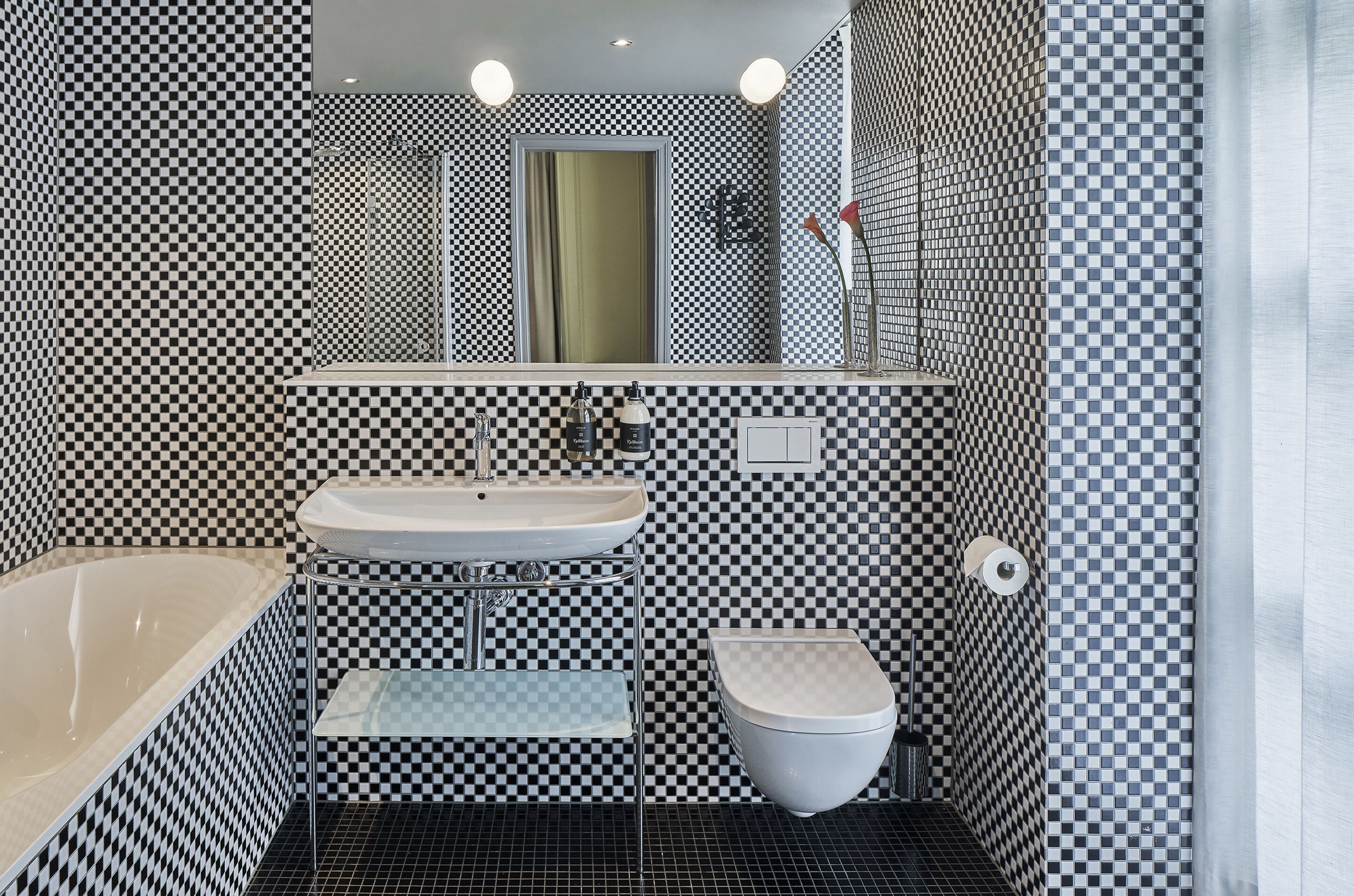 junior suite | bathroom | free toiletries, hair dryer, towels