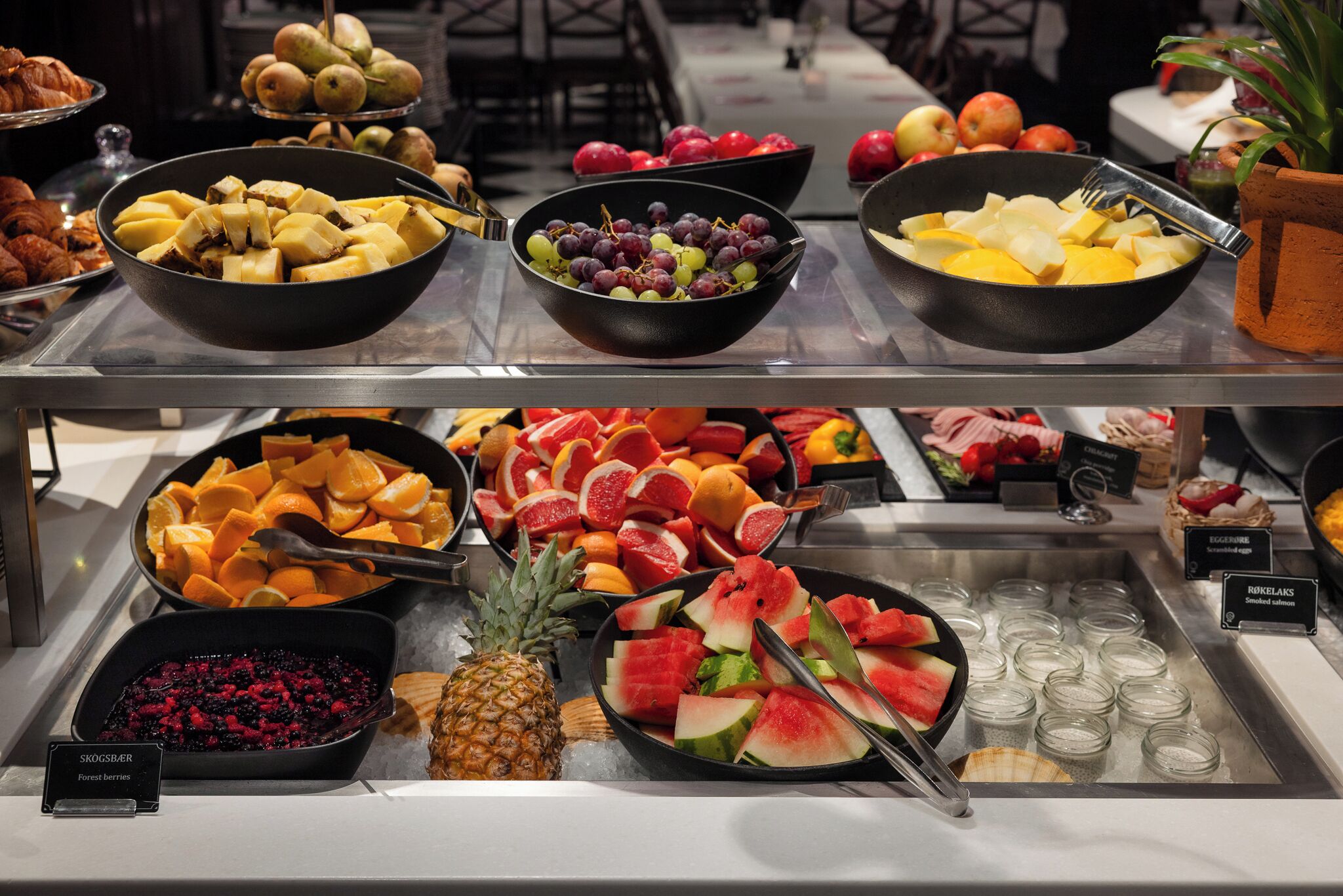 Un buffet proposant une variété de fruits et de desserts.