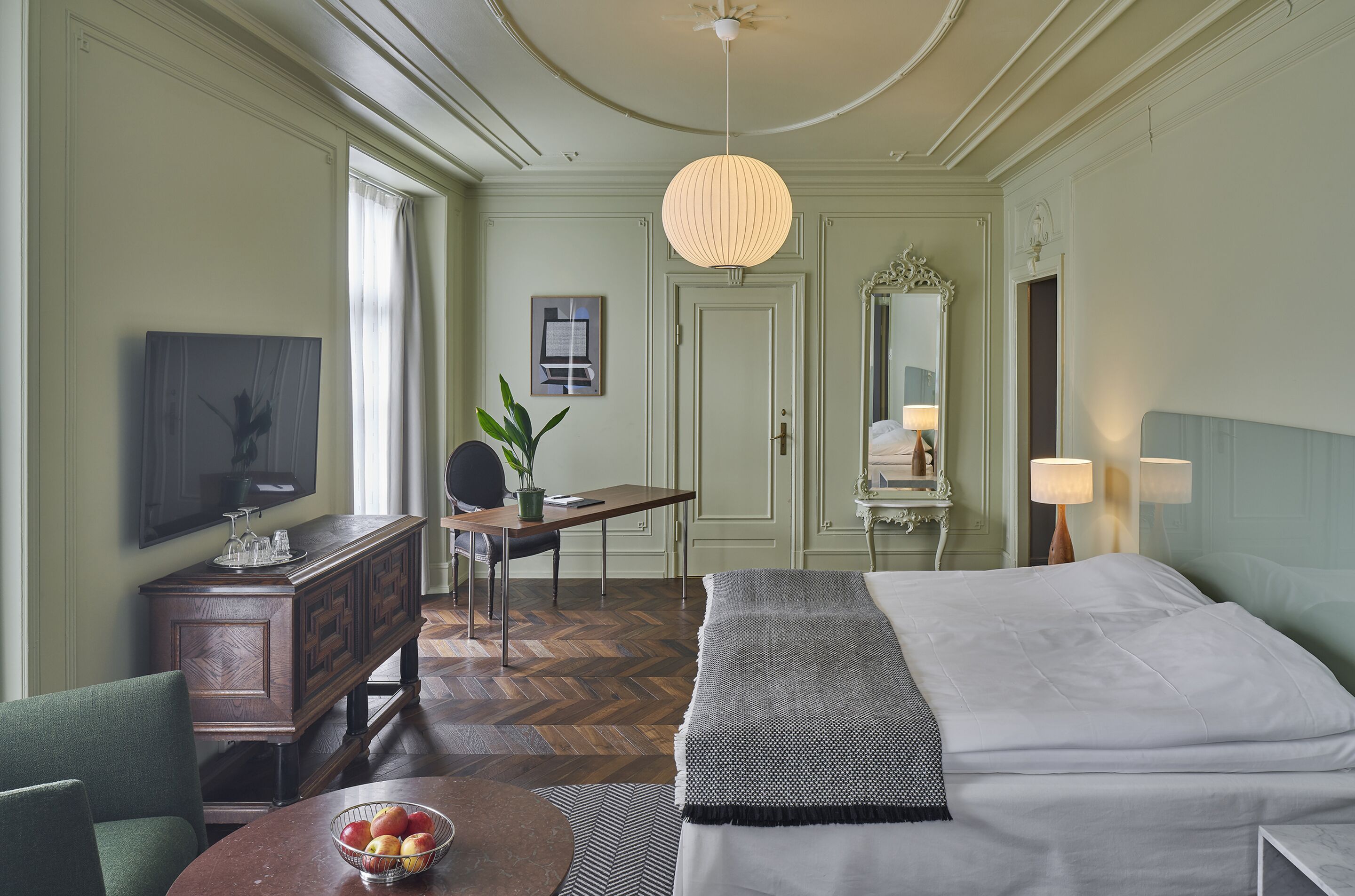 junior suite | 1 bedroom, minibar, in-room safe, desk