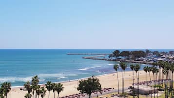 Una spiaggia nelle vicinanze, sabbia bianca, lettini da mare