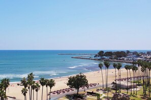 På stranden, hvit sand, solsenger og parasoller