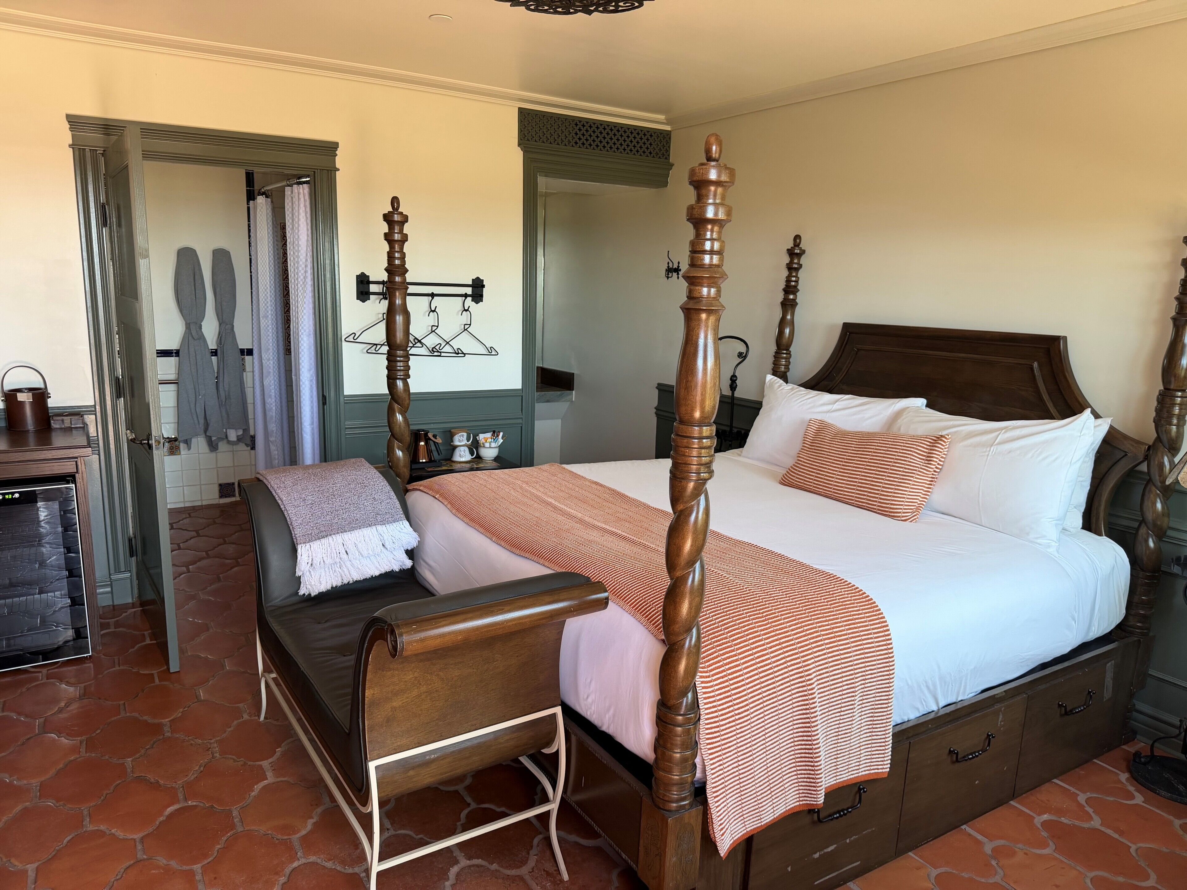 Ocean View King  ADA Accessible with Patio &  Chiminea | Premium bedding, pillow-top beds, iron/ironing board, free WiFi