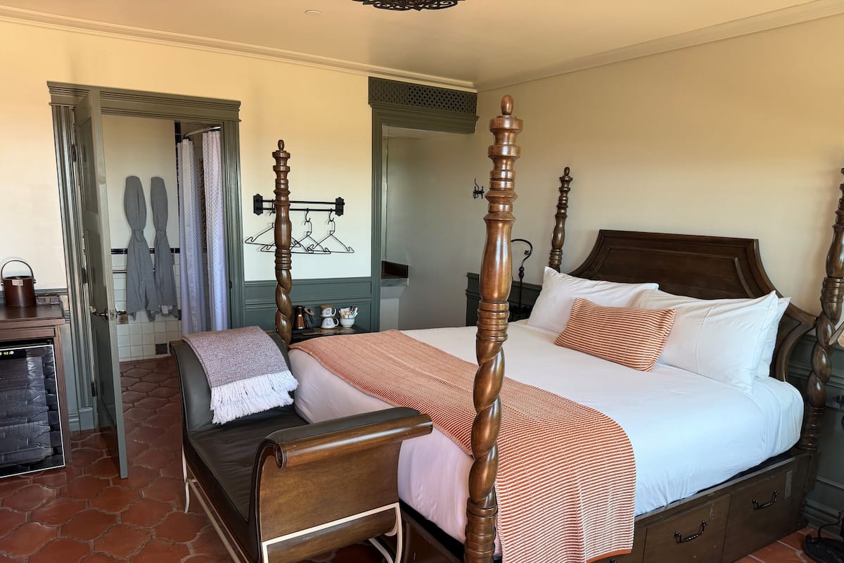 Ocean View King ADA Accessible with Patio & Chiminea | Bộ đồ giường cao cấp, chăn bông, nệm có lớp đệm bông