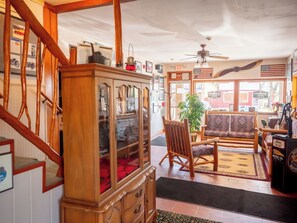 Lobby sitting area - Beaumont Hotel (Beaumont)