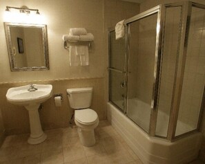 Free toiletries, hair dryer, towels, soap - Beaumont Hotel (Beaumont)